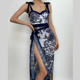 Traje de baño de una pieza con cuello en forma de corazón y estampado en contraste con falda de playa